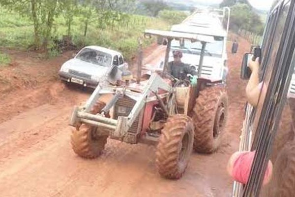 Motoristas precisam ser arrastados por trator em estrada de acesso a distritos de Patos de Minas