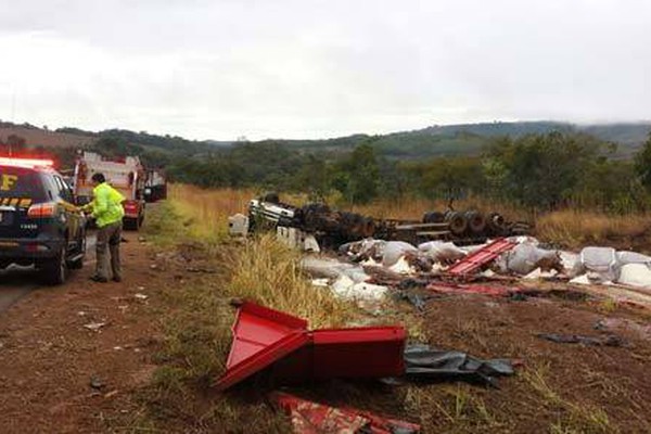 Acidente envolvendo três caminhões deixa vítimas na BR 365