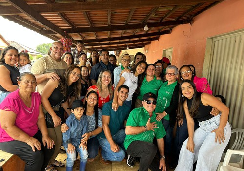 Emoção toma conta de amigos de escola que se reuniram 30 anos depois para homenagear colega com câncer