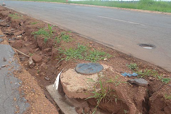 Buraco causado por obra na Avenida Marabá tira o sono de comerciantes que cobram providências