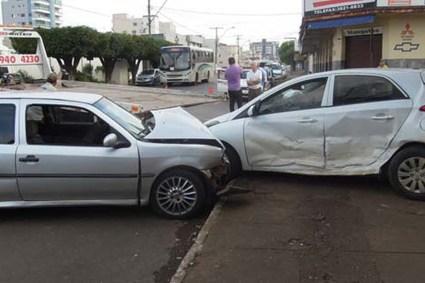 Veículo arranca placa e quase entra em bar após acidente na rua Doutor Marcolino