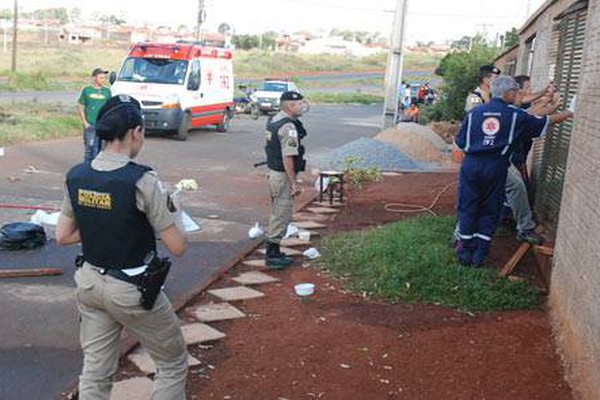 Em crise, homem nu degola galinhas e dá trabalho para policiais militares