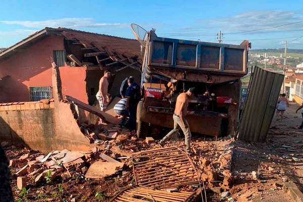 Motorista morre após caminhão caçamba desgovernado ir parar em quarto de residência