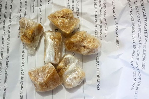 Após denúncia, PM prende homem com crack, cocaína, arma de fogo e material furtado 