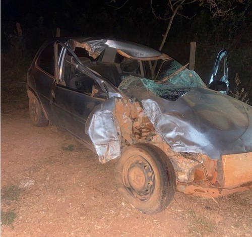 Veículo fica destruído após bater em boi solto em estrada vicinal de Lagamar; casal ficou ferido