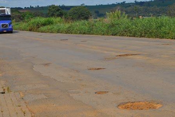 Buracos se multiplicam na BR 365 e aumentam o risco de acidentes