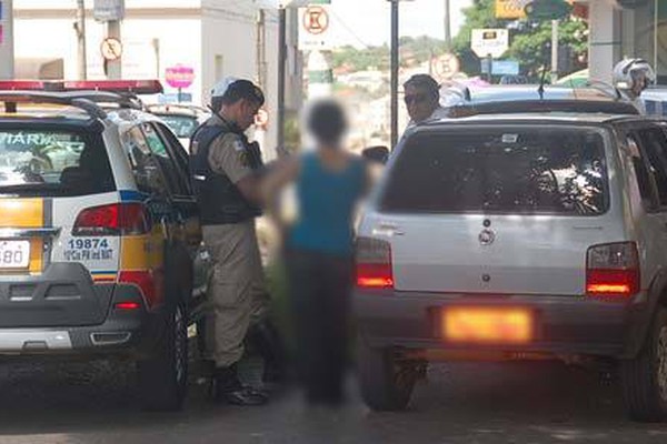 Taxista é preso por embriaguez ao volante no centro em plena luz do dia