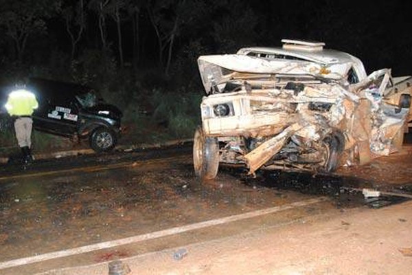 Caminhonetes batem de frente na MG410 e patense morre na hora