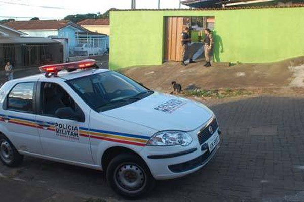 Atirador chama, jovem sai de casa e acaba atingido gravemente no Santa Luzia