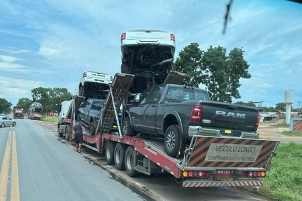 Acidente com cegonheira carregada de Dodge Ram gera prejuízo milionário; quebra-molas sem sinalização