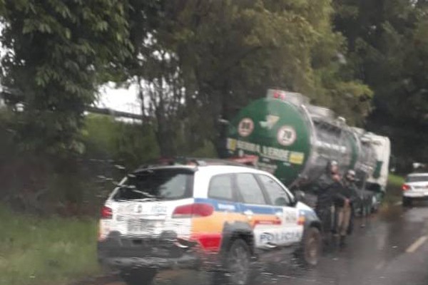 Caminhoneiro morre após sofrer mal súbito e bater em árvore na Avenida JK em Patos de Minas