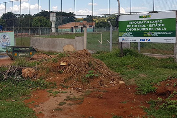 Com obras paralisadas desde o início do ano, Estadinho da Vila Rosa é tomado pela sujeira