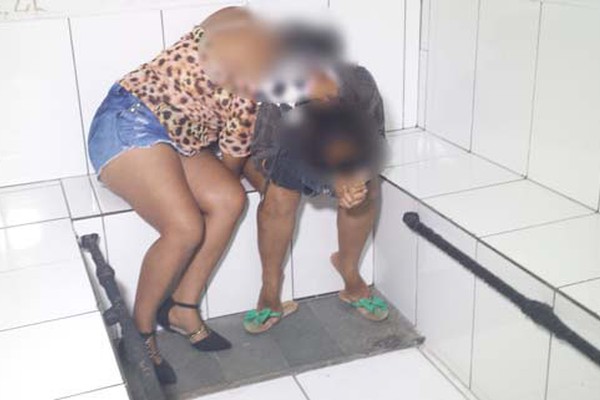 PM flagra tráfico drogas e leva duas mulheres para a delegacia com crack e dinheiro