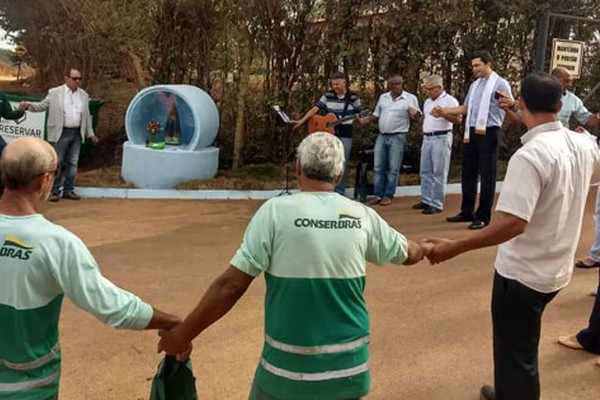 Imagem de Nossa Senhora resgatada intacta no meio do lixo ganha capela no Aterro Sanitário