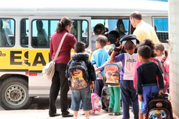 Procon-MG orienta abatimento de preço nos contratos de transporte escolar