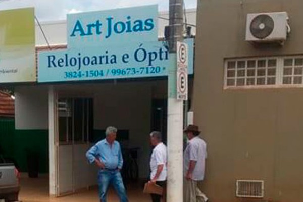 Criminosos assaltam relojoaria e levam cerca de R$100 mil em ouro e joias em Lagoa Formosa