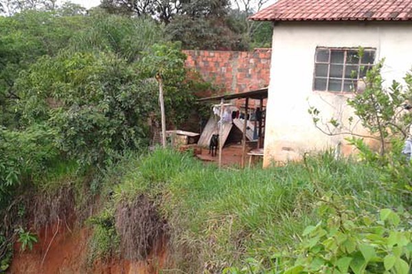 Famílias ameaçadas por cratera no bairro Jardim Céu Azul começam a ser retiradas