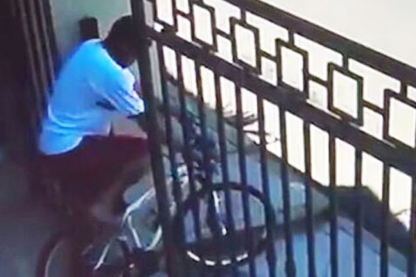 Indivíduo invade casa de forma sorrateira e furta bicicleta no Aurélio Caixeta; veja