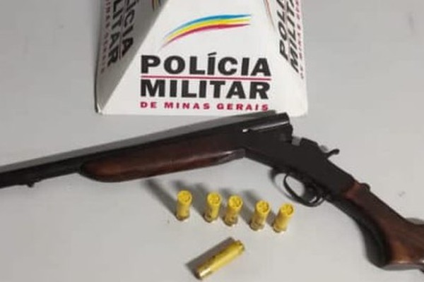 Mulher efetua disparo de espingarda após discussão por cavalos na via e acaba presa em Patos de Minas