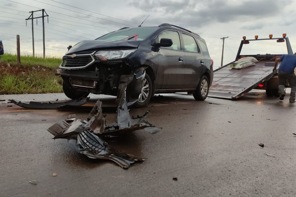 Veículo com pacientes de hemodiálise atinge traseira de pick up e 6 pessoas ficam feridas em Patos de Minas