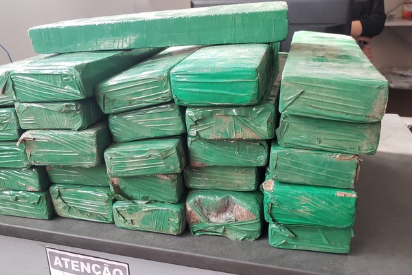 PRF intercepta veículo com quase 30 quilos de maconha. Motorista fugiu, mas foi capturado