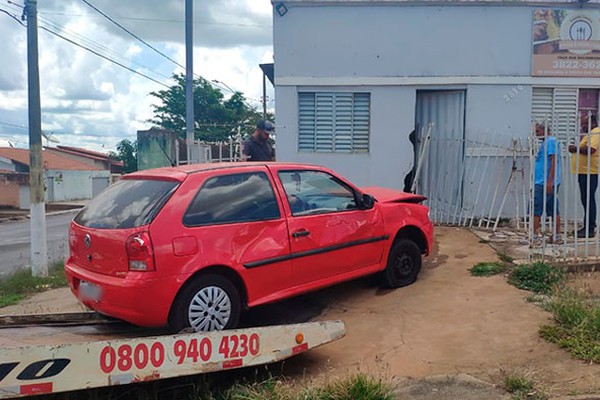 Condutora fica nervosa em morro, cruza esquina, atinge motociclista e vai parar na porta de casa 