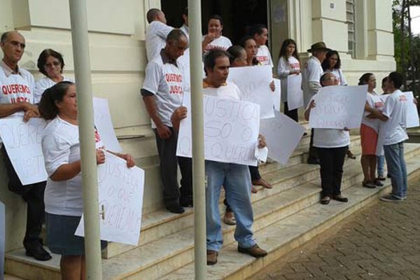 Familiares de senhora atropelada e morta em 2013 pedem justiça em frente ao Fórum