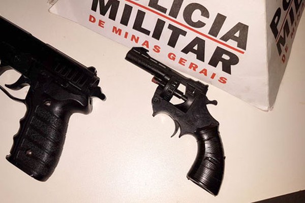 PM aborda veículo em Posto de Combustível e prende três com réplicas de revólver e pistola