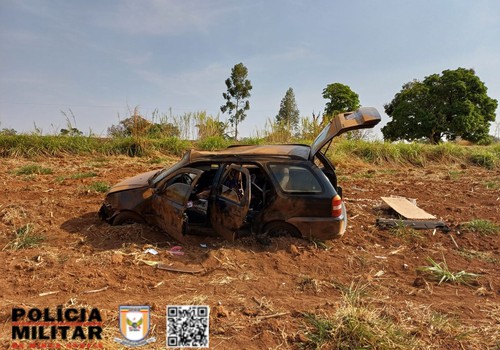 Criança de 1 ano morre após carro com 4 ocupantes capotar fora da pista na BR 352