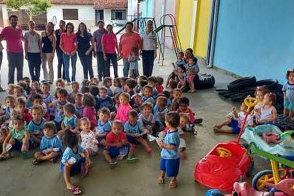 Curso de psicologia da FPM entrega alimentos e brinquedos para creche invadida por ladrões