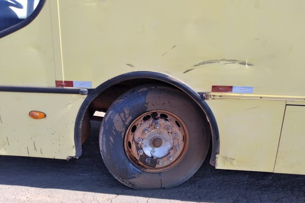 Motociclista bate em ônibus e tem fraturas na mão após motorista tentar conversão na BR 354