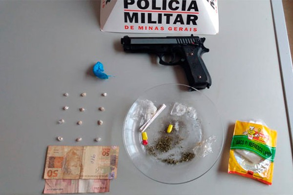 PM prende jovens com crack e maconha e apreende simulacro de pistola em Tiros 