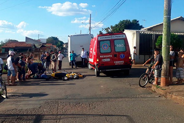 Motociclista inabilitado fica ferido e se esquece de acidente após avançar parada e bater em ônibus