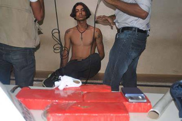 Jovem é preso com mais de 4kg de maconha e, sem remorso, faz rap na delegacia