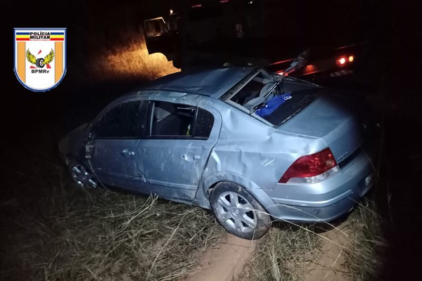 Passageiro morre após ser arremessado para fora de veículo em capotamento na MG 190