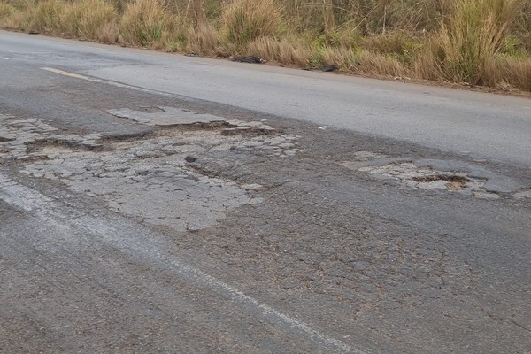 Motoristas invadem a contramão e até o acostamento para fugir de buracos na BR 365