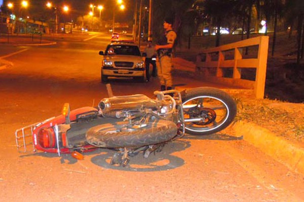 Motociclista perde o controle da direção, bate em placa de sinalização e fica gravemente ferida