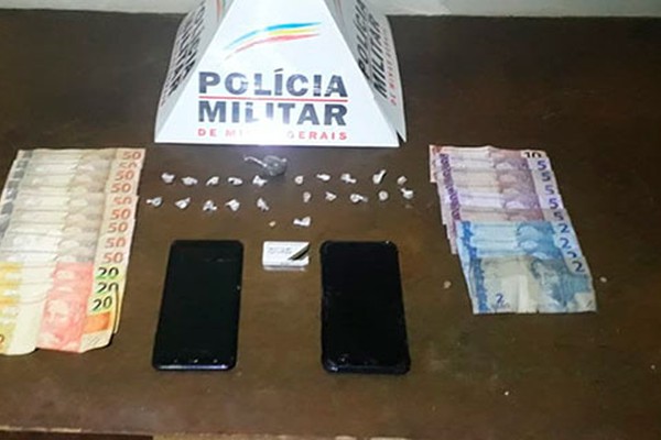 Polícia Militar percebe movimentação estranha e prende 3 por tráfico de drogas em Patrocínio