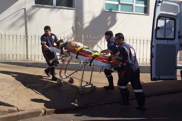 Vítima de esfaqueamento é socorrida em estado grave até o Hospital Regional