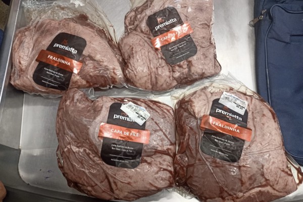 Homem lesiona fiscais ao ser abordado por furtar carnes de hipermercado em Patos de Minas