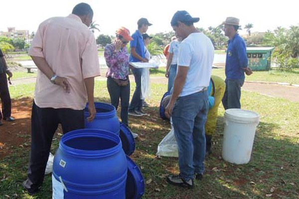 Pescadores capturam peixes para catalogar espécies residentes na Lagoa Grande