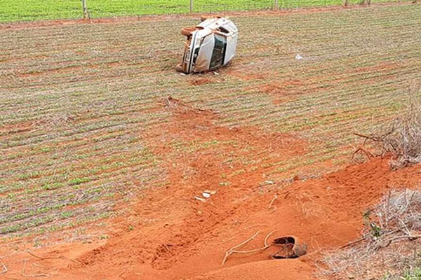 Carro vai parar tombado fora da pista e motorista fica ferido em mais um acidente durante chuva na MGC 354