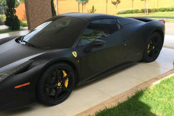 Gusttavo Lima mostra Ferrari de 2 milhões e discute com fã no Instagram