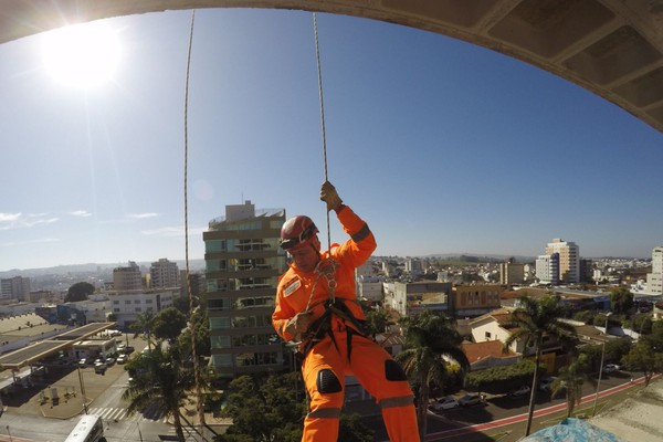 Visando aprimoramento de ocorrências complexas, bombeiros realizam treinamento em Patos de Minas