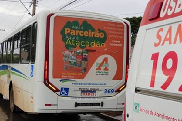 Passageira cai de banco e precisa ser socorrida após ônibus passar sobre quebra-molas, em Patos de Minas