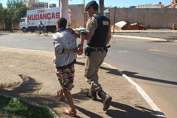 Menor dispara para acertar contas com o tráfico e atinge criança inocente