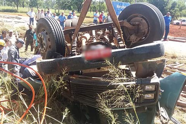 Caminhão carregado com toras de madeira capota da BR365 e deixa três feridos