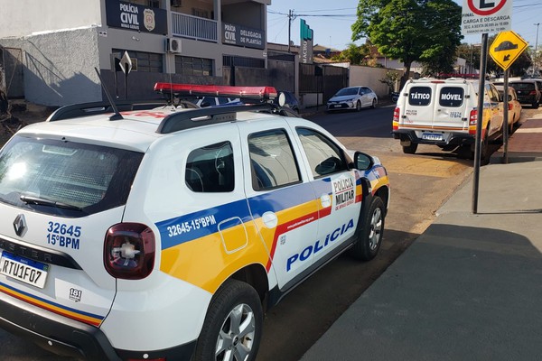 Jovem acaba preso com crack e chocolates após roubar bolsa de mulher em Patos de Minas