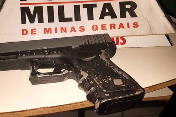 Adolescente é abordado pela PM na garupa de mototáxi com réplica idêntica de pistola