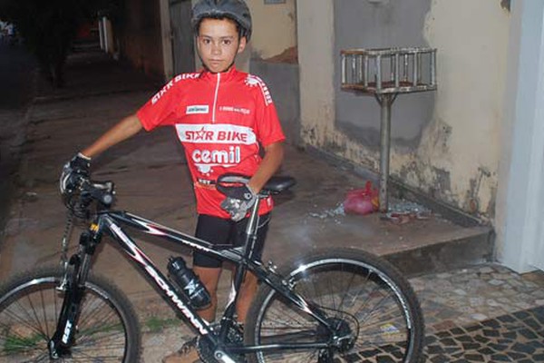 Garoto amante do ciclismo ganha bicicleta novinha de empresário e agradece pelo presente